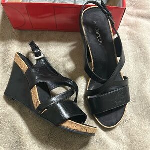 JUST BEAUTIFUL!🌺Black leather wedges.